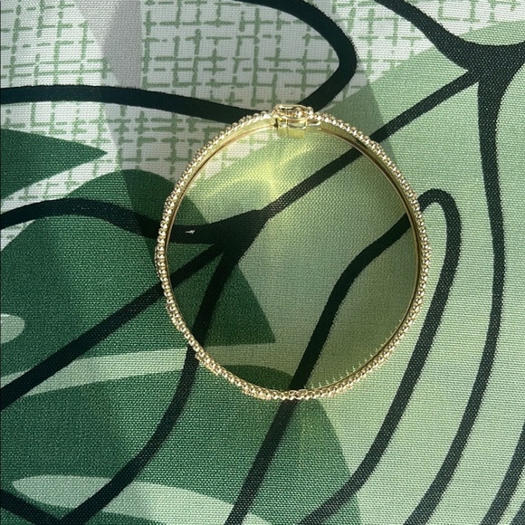 Elegant Gold-Tone Bracelet - Picture 16 of 17